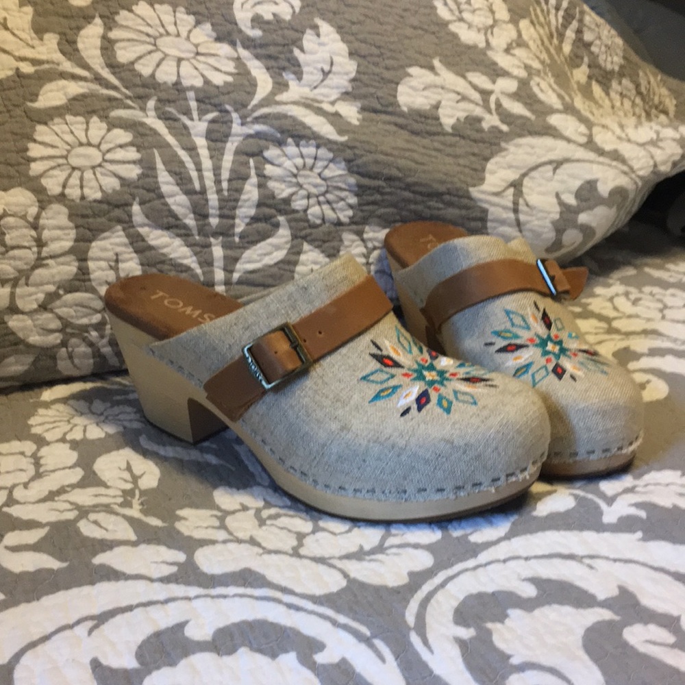 TOMS EMBROIDERED CLOGS